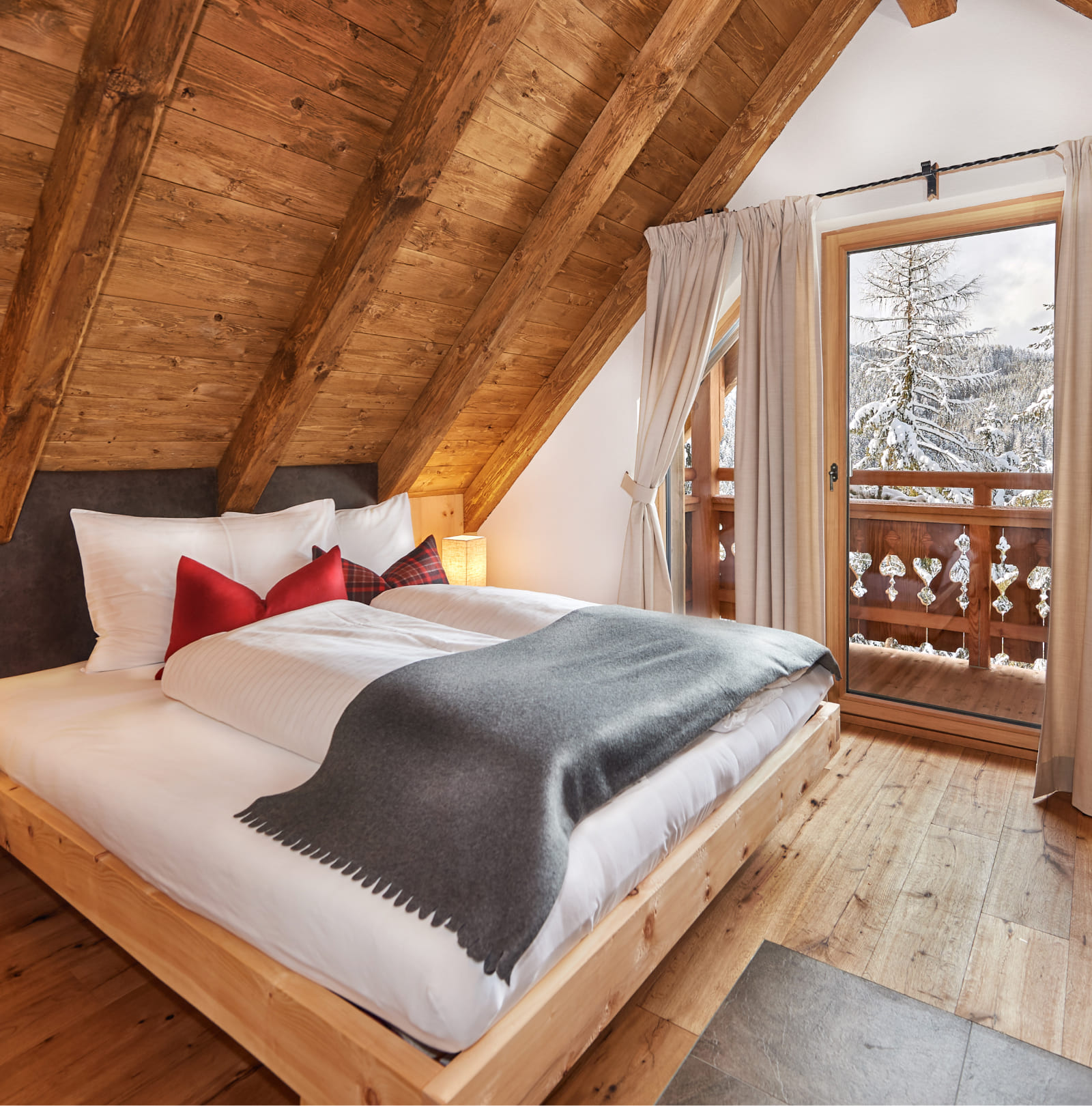 Bett mit Aussicht in der Almhütte